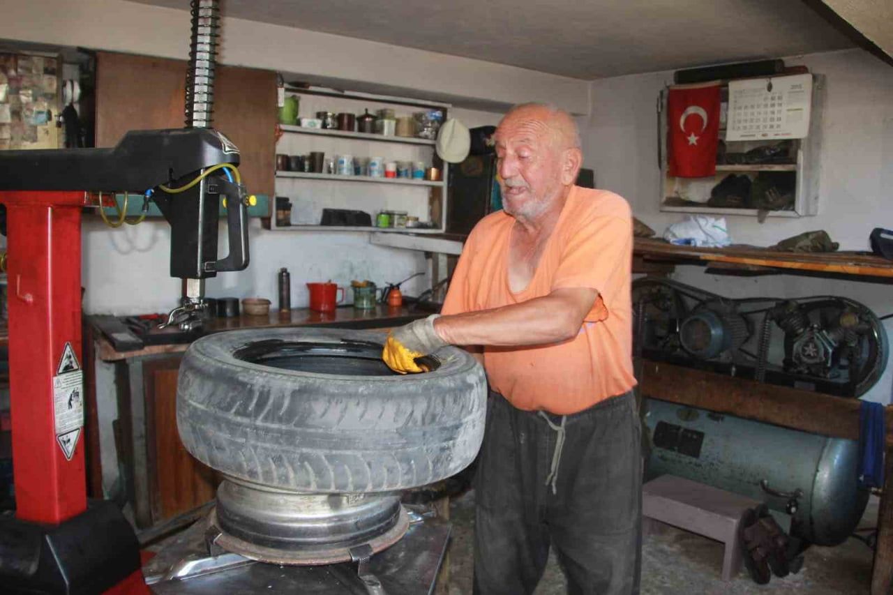 ORDU'NUN PERŞEMBE İLÇESİNDE LASTİK TAMİRCİSİ HASAN USTA, YARIM ASRI AŞAN MESLEK HAYATINI AYNI...