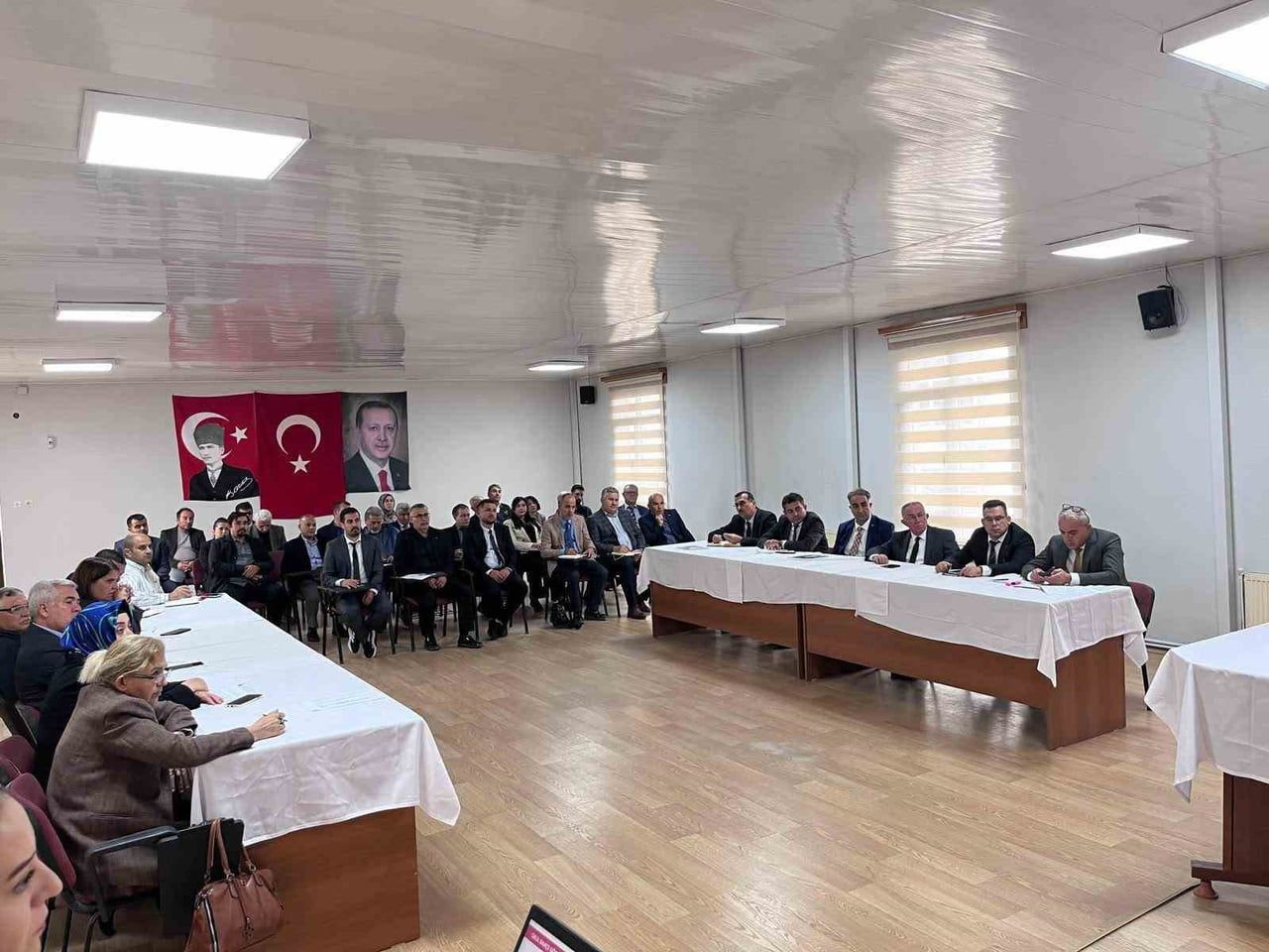 SARIGÖL’DE ÖĞRENCİLERİN VE OKULLARIN GÜVENLİĞİNİN SAĞLANMASINA YÖNELİK TOPLANTI DÜZENLENDİ....