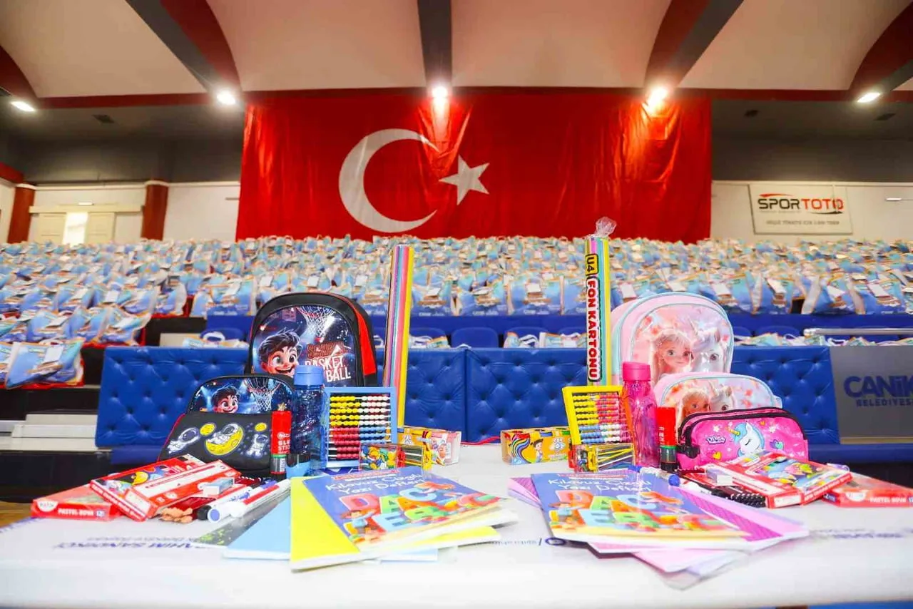 İLKOKUL BİRİNCİ SINIFA BAŞLAYAN ÖĞRENCİLERİN TAMAMINA ÇANTA VE KIRTASİYE SETİ HEDİYE
