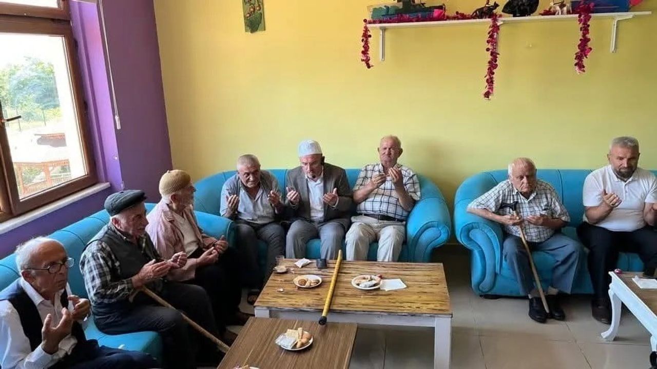 SİNOP HUZUREVİ'NDE KALAN YAŞLILAR İÇİN İL MÜFTÜLÜĞÜ İŞ BİRLİĞİNDE KUR'AN-I KERİM TİLAVETİ VE İLAHİ...