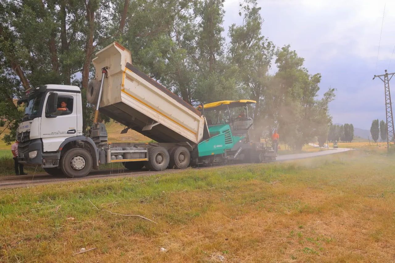 ÇİMAĞIL GRUP YOLUNDA ASFALT BAKIM VE ONARIM ÇALIŞMALARI SÜRÜYOR