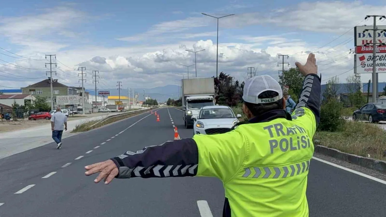 DÜZCE'DE TRAFİK POLİSLERİ TARAFINDAN YAPILAN DENETİMLERDE 7 BİN 897 ARAÇ, BİN 212 MOTOSİKLET, 338...