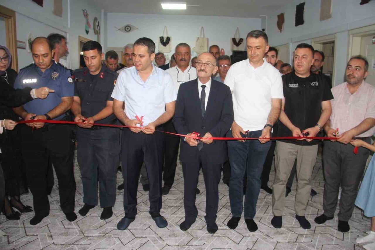 KONYA'NIN BEYŞEHİR İLÇESİNDE AİLE DESTEK MERKEZİ (ADEM) BÜNYESİNDE EĞİTİM ALAN KADIN KURSİYERLERİN...