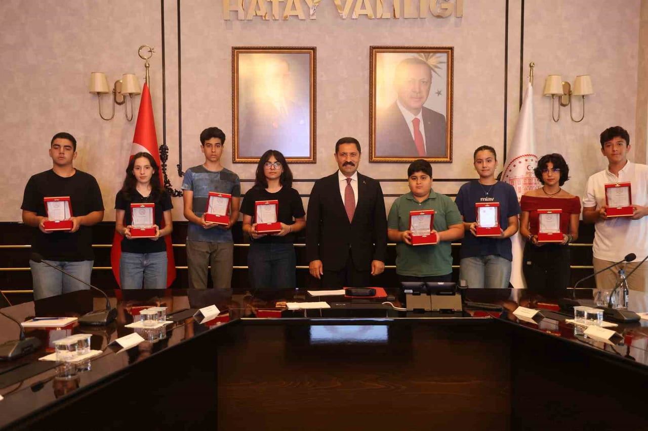 HATAY'DA DEPREMİN ARDINDAN BAŞLAYAN İHYA SÜRECİYLE BİRLİKTE YKS'DE İLK BİNE GİREN 25 ÖĞRENCİ VE...