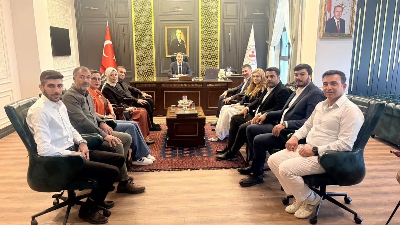AK PARTİ EDREMİT İLÇE BAŞKANI RIFAT ERTAŞ VE YÖNETİM KURULU ÜYELERİ, EDREMİT KAYMAKAMLIĞI GÖREVİNE...