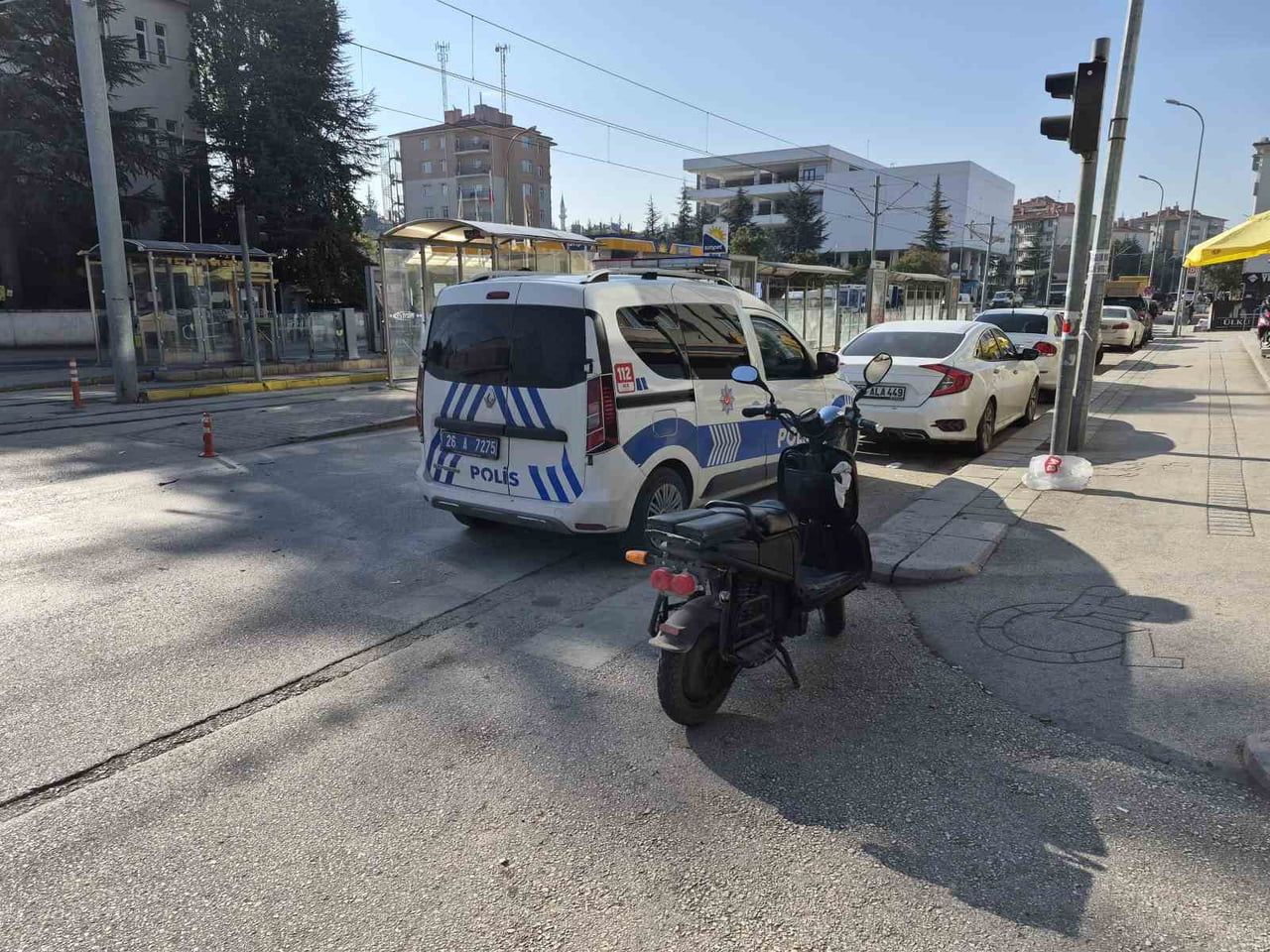ESKİŞEHİR'DE ELEKTRİKLİ BİSİKLET İLE ÇARPIŞAN OTOMOBİL OLAY YERİNDEN KAÇARKEN, POLİS EKİPLERİNCE...