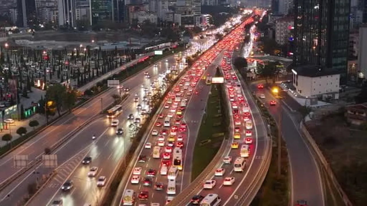 İstanbul'da trafik yoğunluğu yüzde 72 olarak ölçüldü