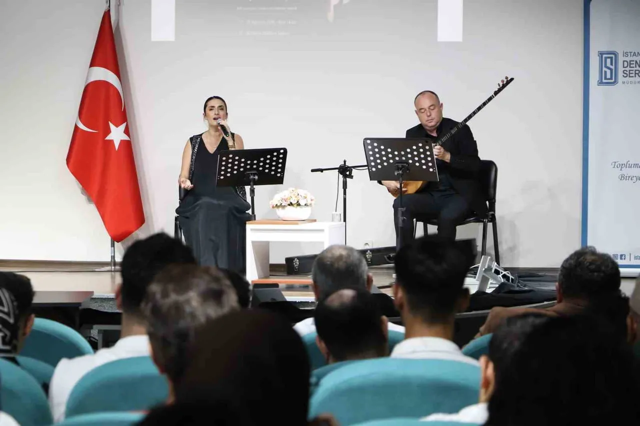 YAPRAK SAYAR VE ALPER UZKUR, DENETİMLİ SERBESTLİK YÜKÜMLÜLERİ İÇİN SAHNE ALDI