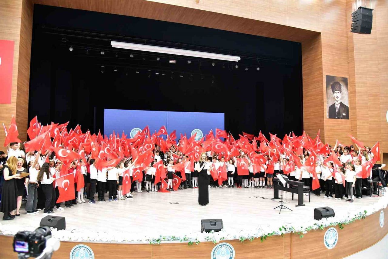 300 ÇOCUKTAN OLUŞAN KORODAN MUHTEŞEM KONSER