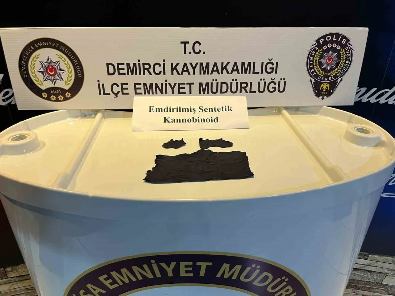SALİHLİ-DEMİRCİ KARA YOLUNDA DURDURULAN ARAÇTA 1000 İÇİMLİK EMDİRİLMİŞ SENTETİK KANNABİNOİD ELE...