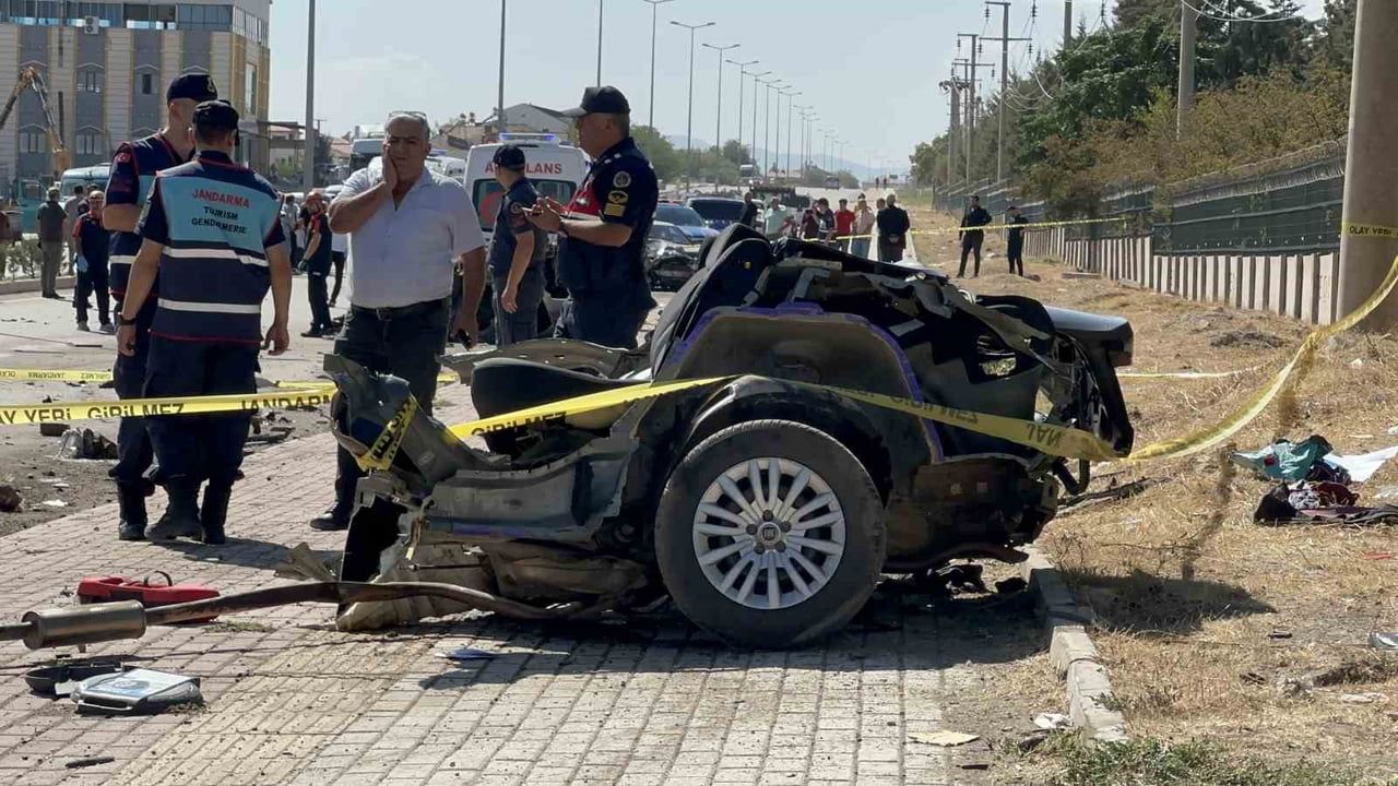 ELAZIĞ'DA İKİ OTOMOBİLİN ÇARPIŞMASI SONUCU FİAT MARKA OTOMOBİL TAKLA ATARAK İKİYE BÖLÜNDÜ. FECİ...