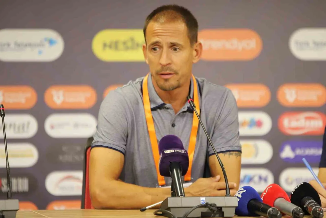 ALANYASPOR TEKNİK DİREKTÖRÜ JOAO PEREİRA: "YAPTIĞIMIZ HATALAR BURADAN 1 PUANLA AYRILMAMIZA NEDEN...