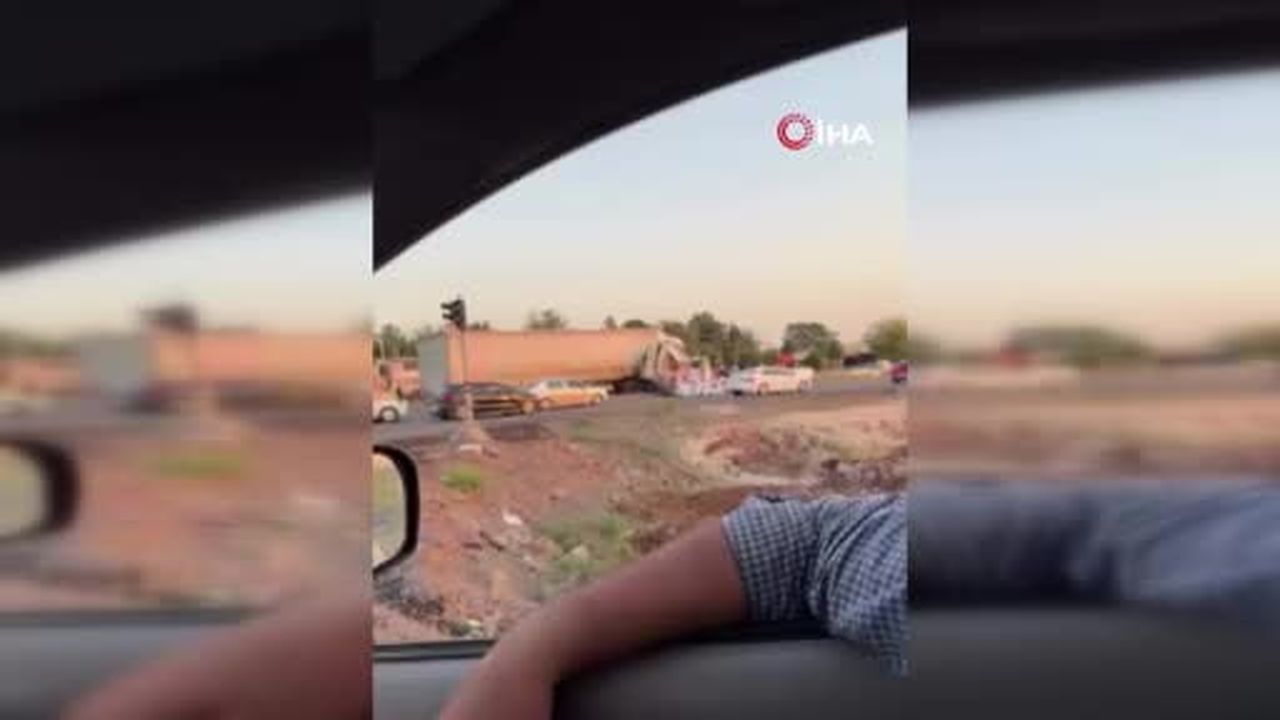 Şanlıurfa’da tır ile biber yüklü kamyonet çarpıştı: 3 yaralı