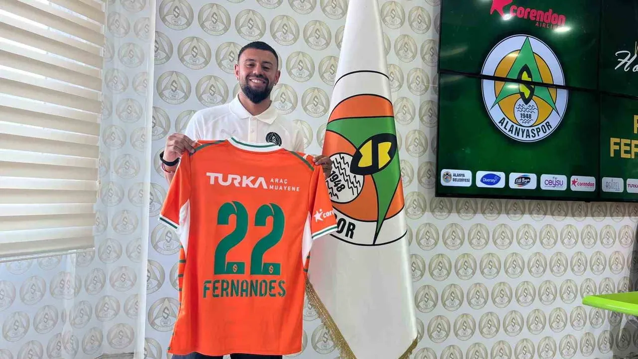 CORENDON ALANYASPOR, YUNANİSTAN EKİPLERİNDEN AEK FORMASI GİYEN 28 YAŞINDAKİ KANAT OYUNCUSU PAOLO...