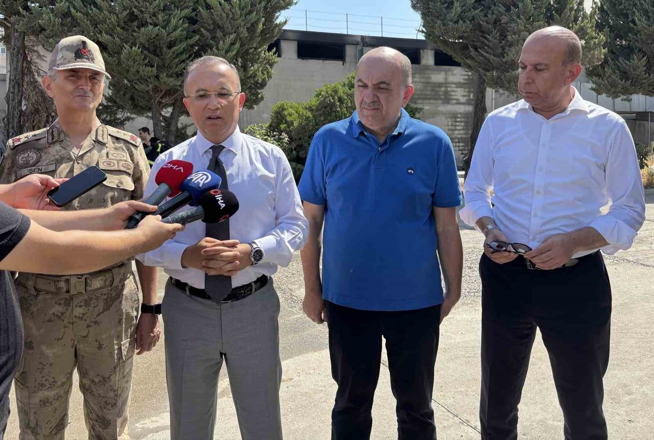 GAZİANTEP VALİSİ KEMAL ÇEBER, FABRİKA YANGINI İLE İLGİLİ AÇIKLAMALARDA BULUNDU