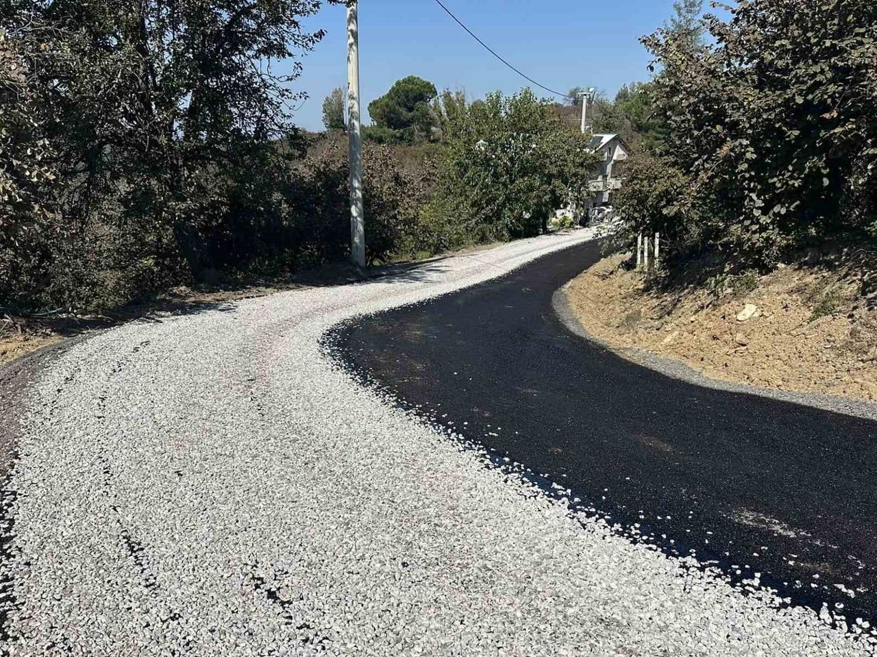 DÜZCE İL ÖZEL İDARESİ EKİPLERİ, AKÇAKOCA İLÇESİNE BAĞLI GÖKTEPE KÖYÜ’NDE SATHİ KAPLAMA...