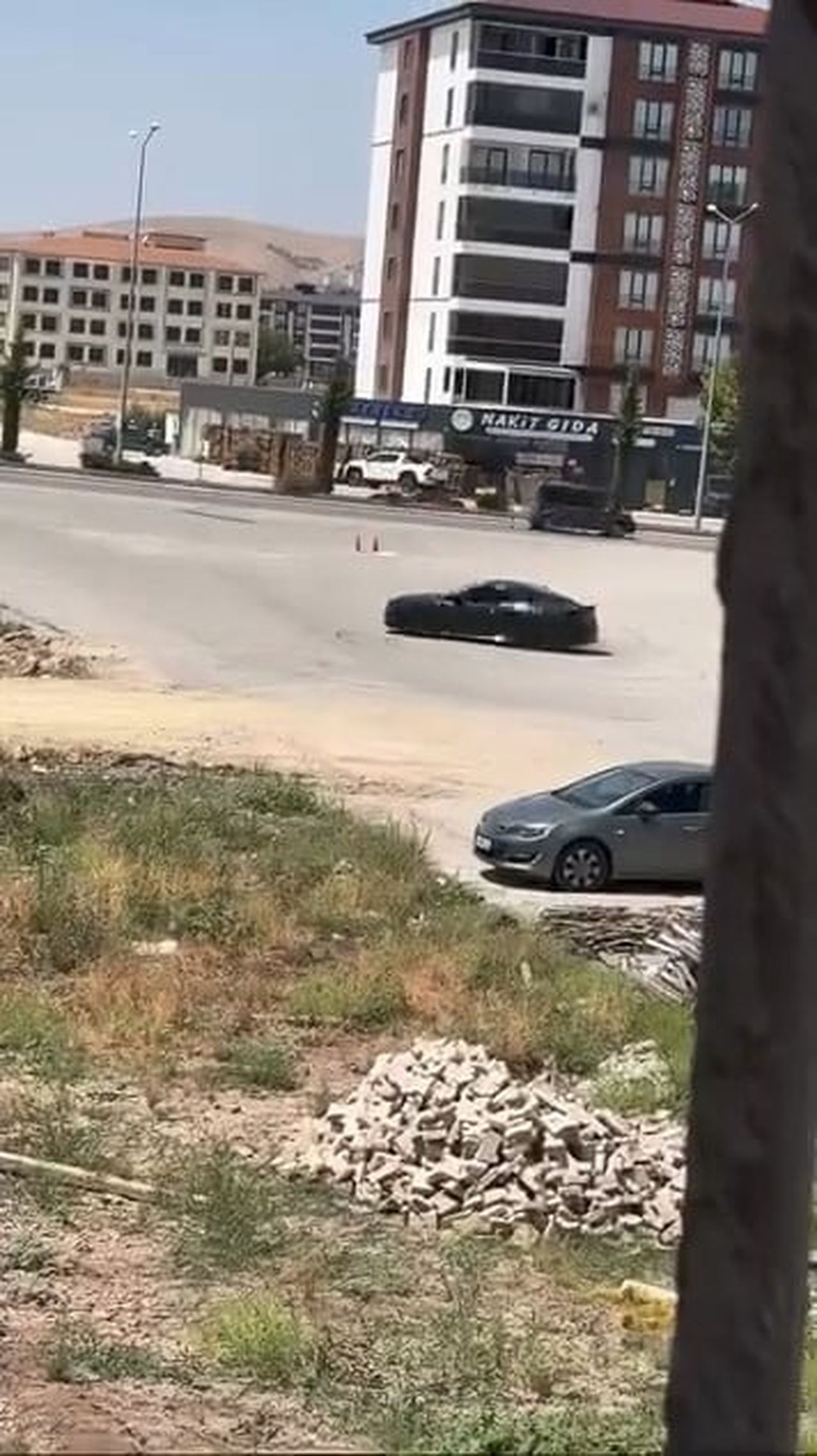 ELAZIĞ’DA KİMLİĞİ BELİRSİZ BİR SÜRÜCÜ, OTOMOBİLİYLE DEFALARCA KENDİ ETRAFINDA DÖNEREK DRİFT YAPTI....