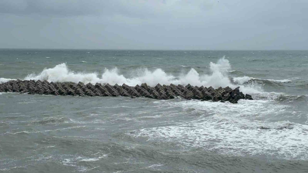 BATI KARADENİZ’DE YARIN SABAH SAATLERİNDEN İTİBAREN FIRTINA BEKLENİYOR. METEOROLOJİK...