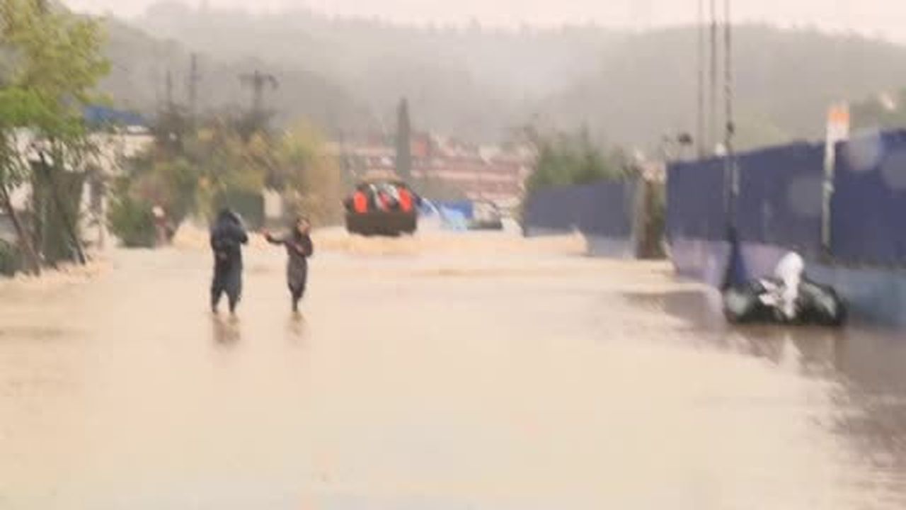 Sarıyer’de mahsur kalan vatandaşlar iş makinesiyle kurtarıldı