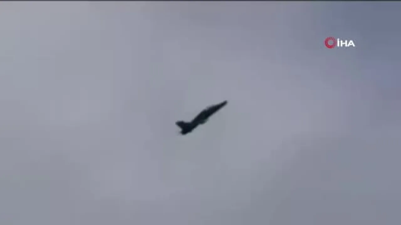 Galler'de İngiliz ordusuna ait bir eğitim uçağı düşerken, fırlatma koltuğunu kullanarak kurtulan...