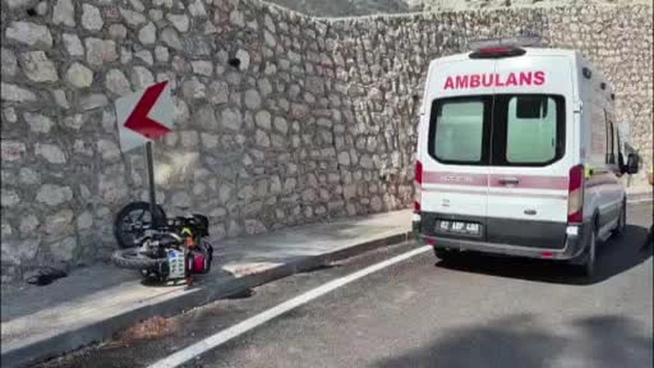 Motosiklet önce yön levhasına sonra duvara çarptı: 1 ağır yaralı