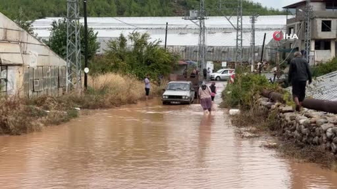 Bozyazı’da sağanak yağış: Seralar ve iş yerleri sular altında kaldı