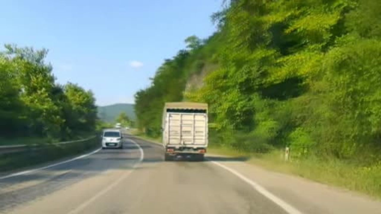Otomobil kamyonla kafa kafaya çarpışmaktan son anda kurtuldu