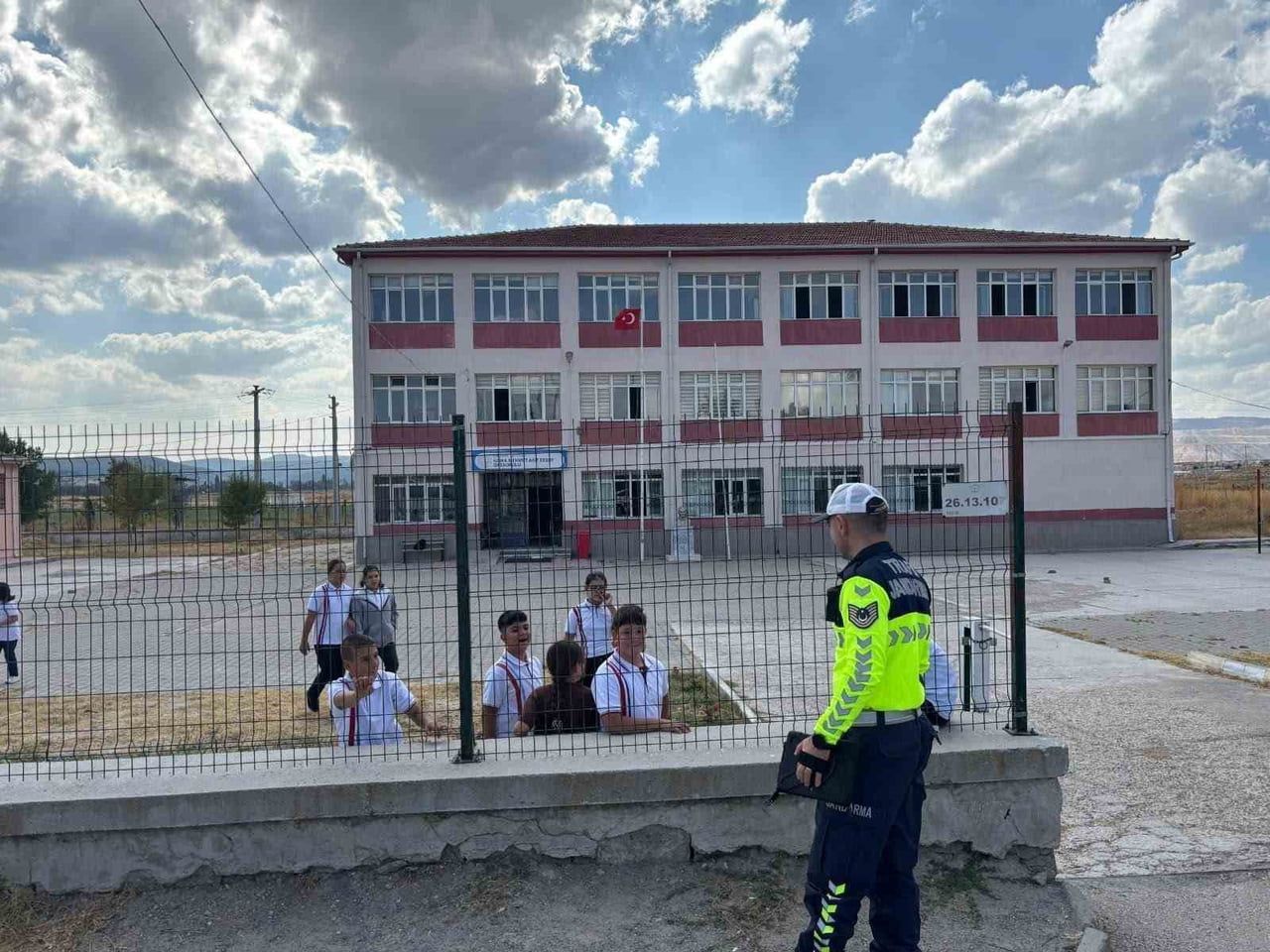 ESKİŞEHİR'DE JANDARMA EKİPLERİNCE 80 OKUL ÇEVRESİ, 54 OKUL SERVİS ARACI, 64 UMUMA AÇIK İŞLETME, 34...
