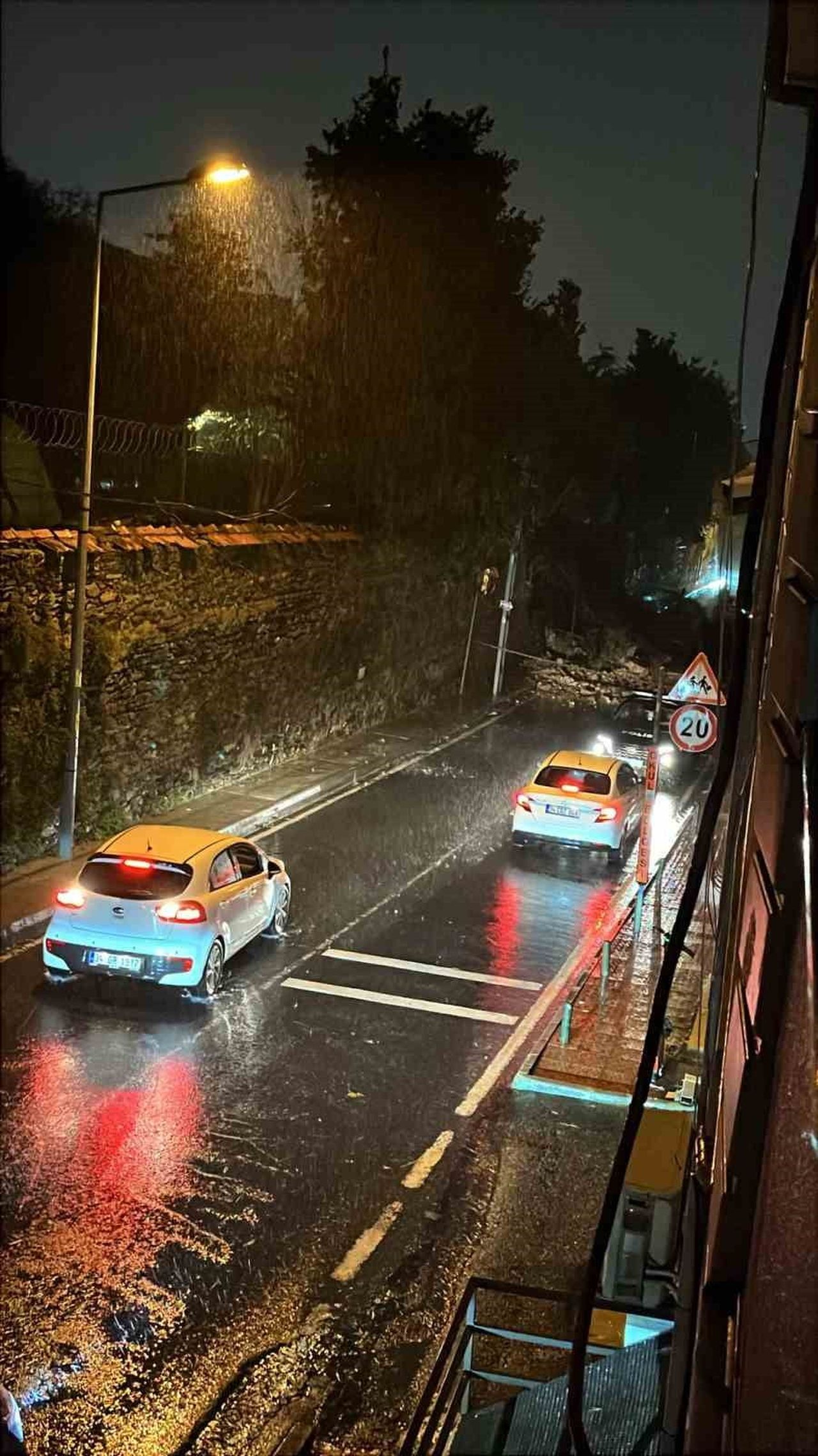 İSTANBUL’DA ETKİLİ OLAN ŞİDDETLİ YAĞIŞ NEDENİYLE ORTAKÖY’DEN ULUS İSTİKAMETİNE ÇIKAN PORTAKAL...