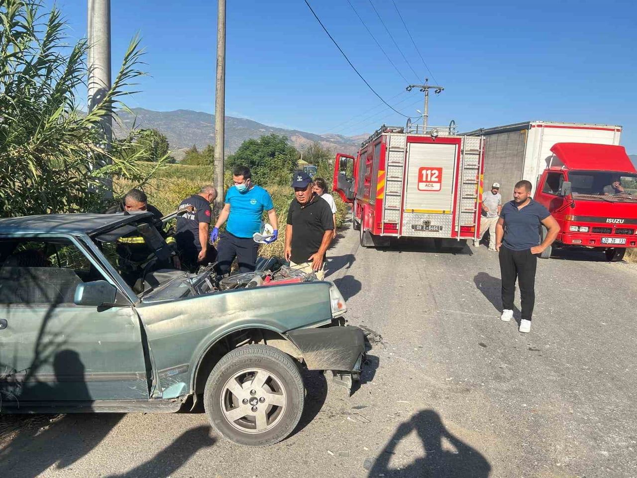 BOZDOĞAN’DA OTOMOBİL, KAMYONLA ÇARPIŞTI: 1 YARALI