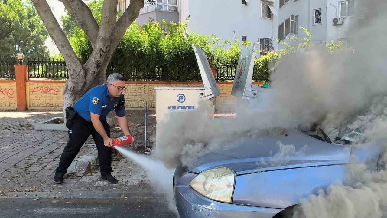 ANTALYA’DA SEYİR HALİNDEYKEN YANMAYA BAŞLAYAN OTOMOBİLE İLK MÜDAHALE POLİS EKİPLERİ İLE...