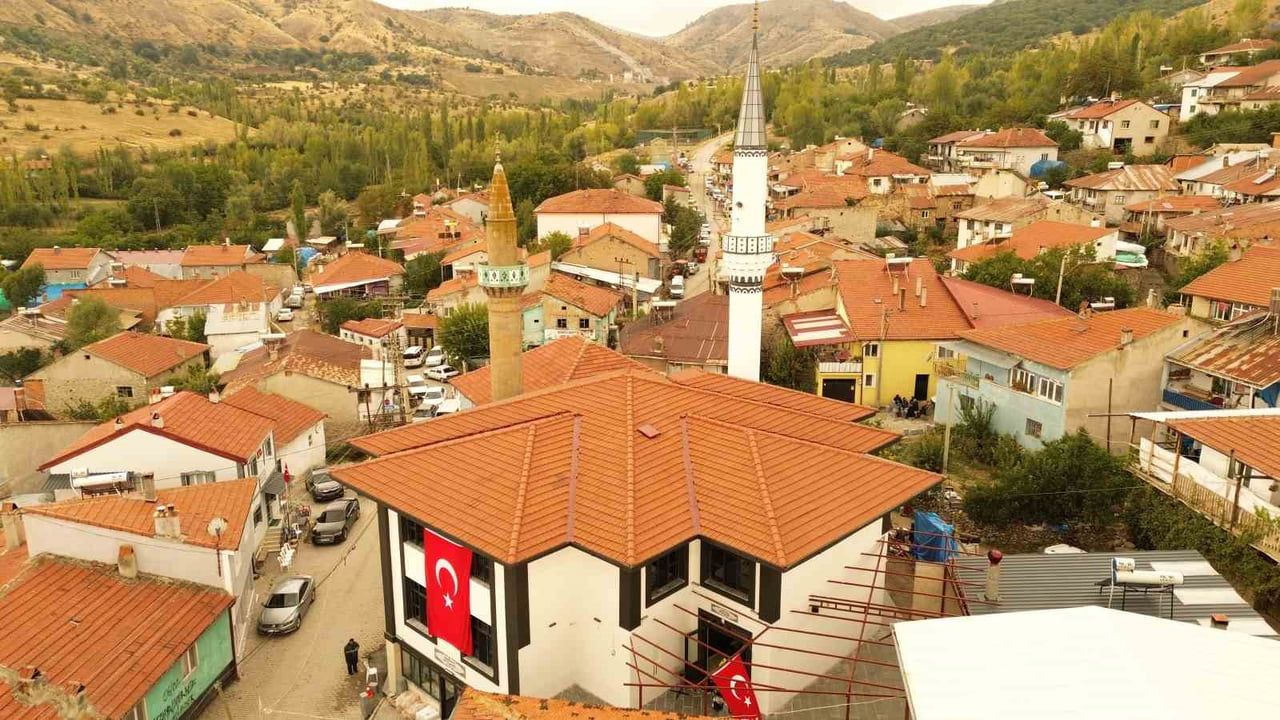 AFYONKARAHİSAR’IN ŞUHUT İLÇESİNE BAĞLI BAŞÖREN KÖYÜ’NDE YAPIMI KISA SÜREDE TAMAMLANAN CAMİ...