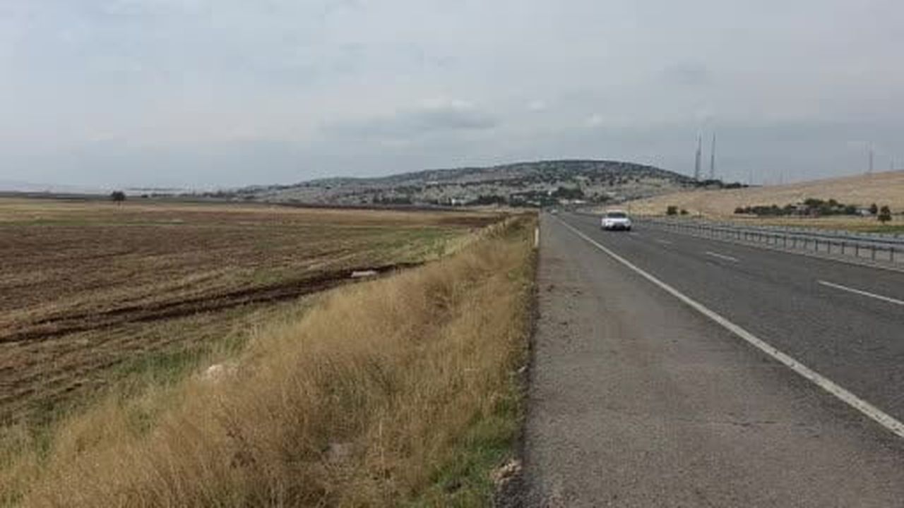 Diyarbakır’da kontrolden çıkan otobüs tarlaya daldı