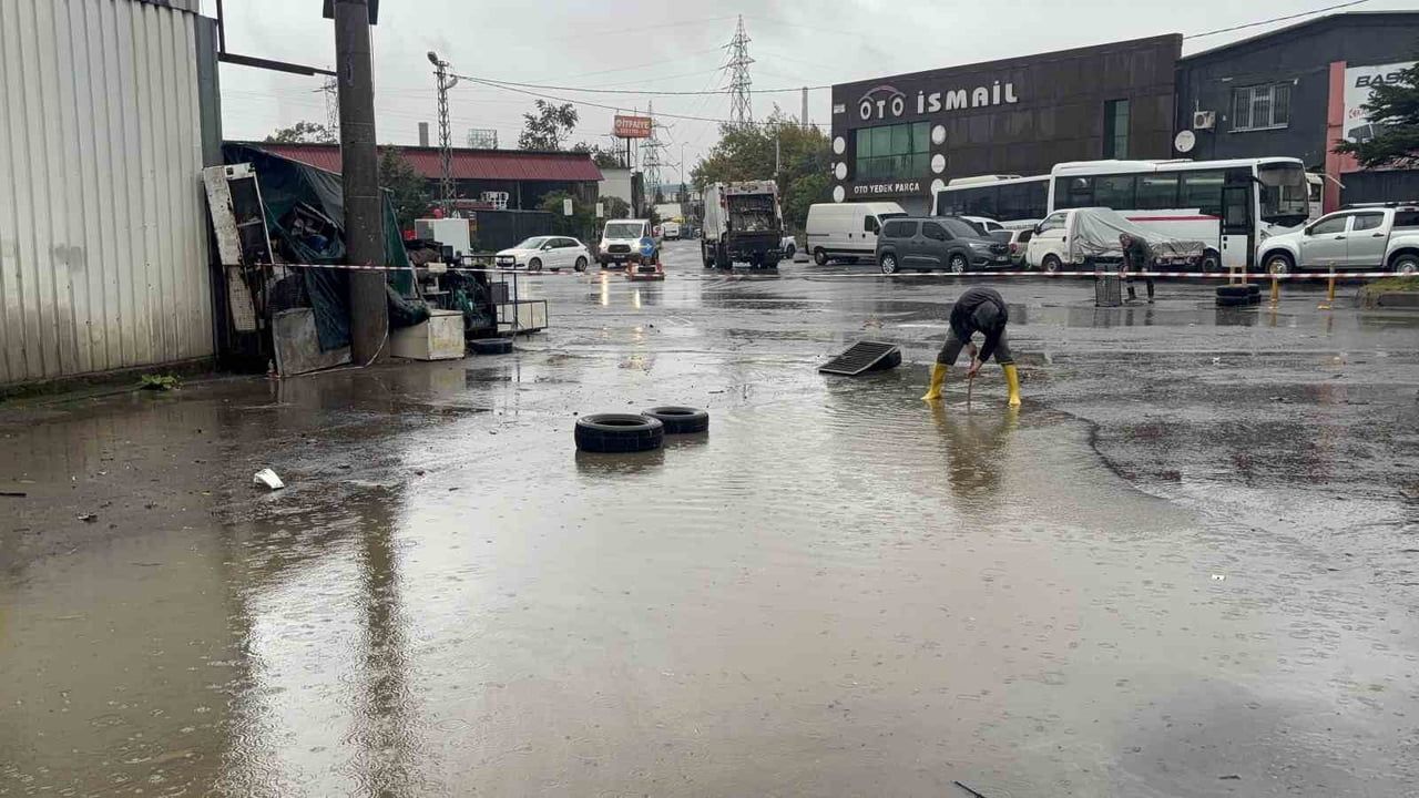 ZONGULDAK'IN EREĞLİ İLÇESİNDE ŞİDDETLİ YAĞIŞLARIN ARDINDAN HEYELANIN MEYDANA GELDİĞİ BÖLGEDEKİ BİR...