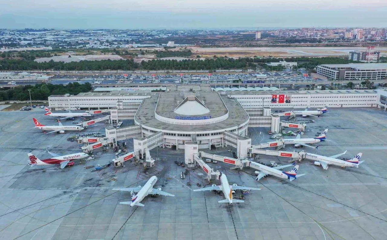 İSTANBUL VE ANTALYA HAVALİMANLARI 8 AYDA 81,7 MİLYON YOLCUYU AĞIRLADI