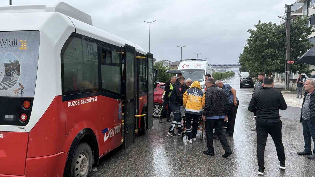 DÜZCE’DE SAĞANAK YAĞIŞ BERABERİNDE KAZAYI GETİRDİ. HALK OTOBÜSÜ İLE OTOMOBİLİN ÇARPIŞTIĞI KAZADA 5...
