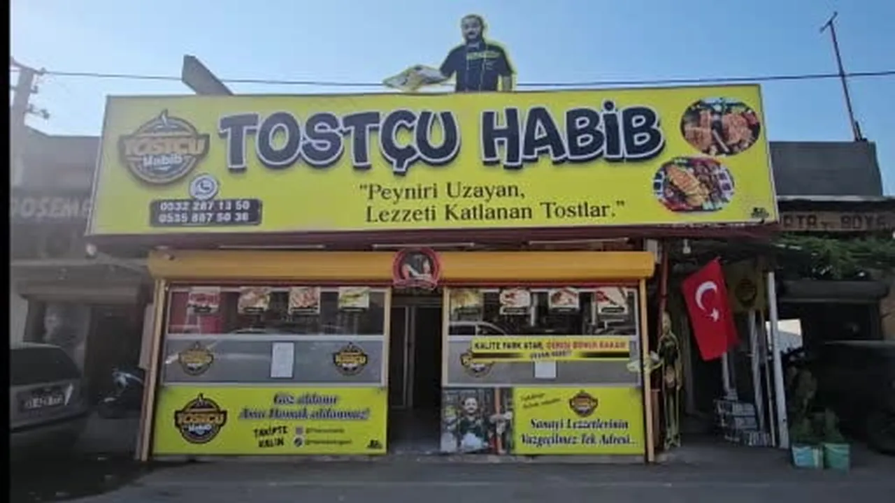 İp üzerine astığı 2 fotoğrafla başlayan hikayeyi müşterisinin sorusuyla sürdüren esnaf, iş yerinde...