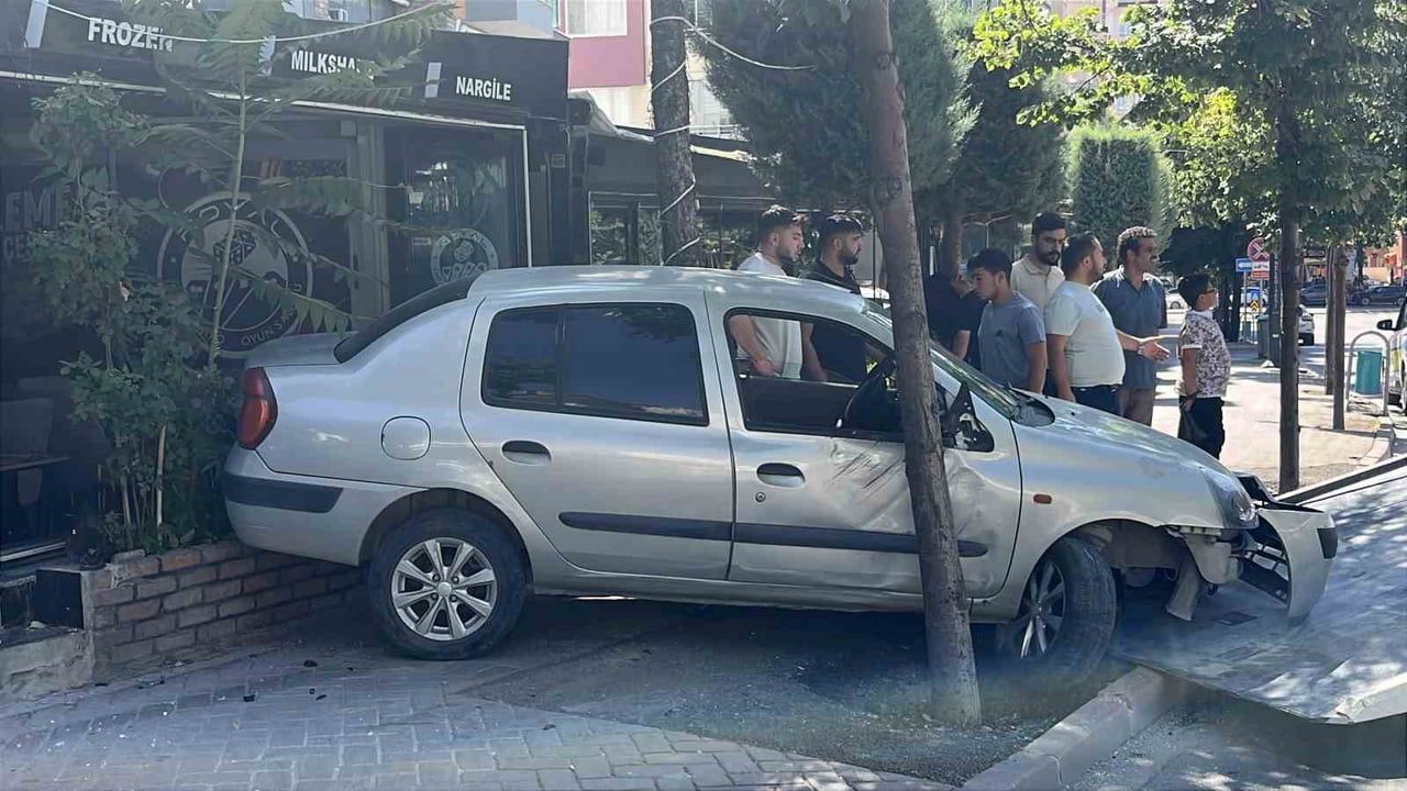 NİĞDE'DE KONTROLDEN ÇIKAN OTOMOBİL, VİRAJI ALAMAYARAK BİR İŞ YERİNE DALDI