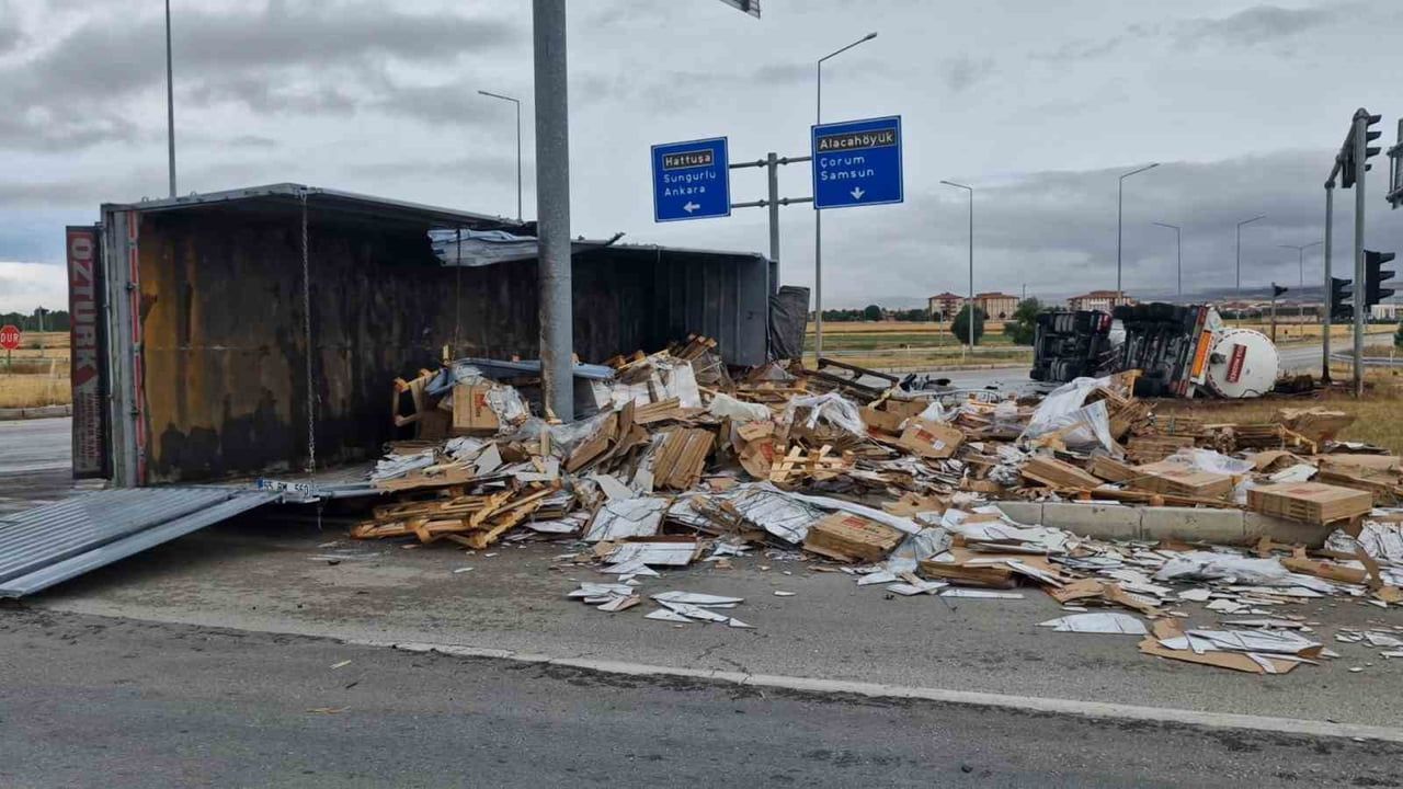 İKİ TIRIN KAVŞAKTA ÇARPIŞTIĞI KAZADA SÜRÜCÜLER YARALANDI