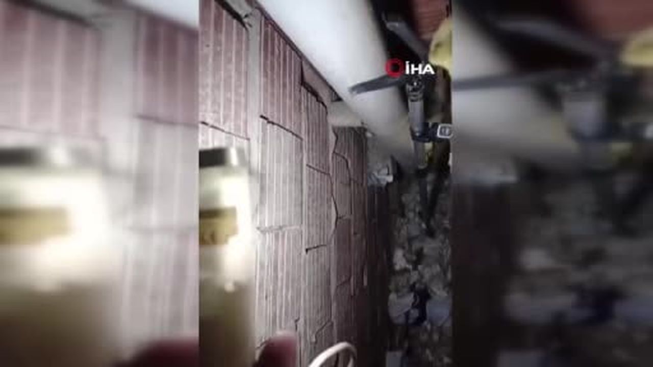 Alanya’da havalandırma bacasına düşen kedi ekipler tarafından kurtarıldı