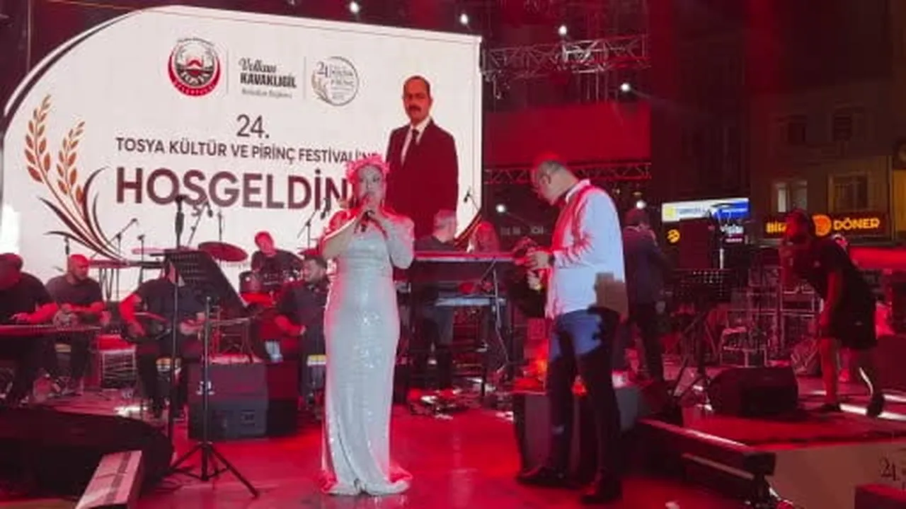 Belediye başkanı konserde şarkı söyledi, vatandaşlar unutulmaz bir gece yaşadı