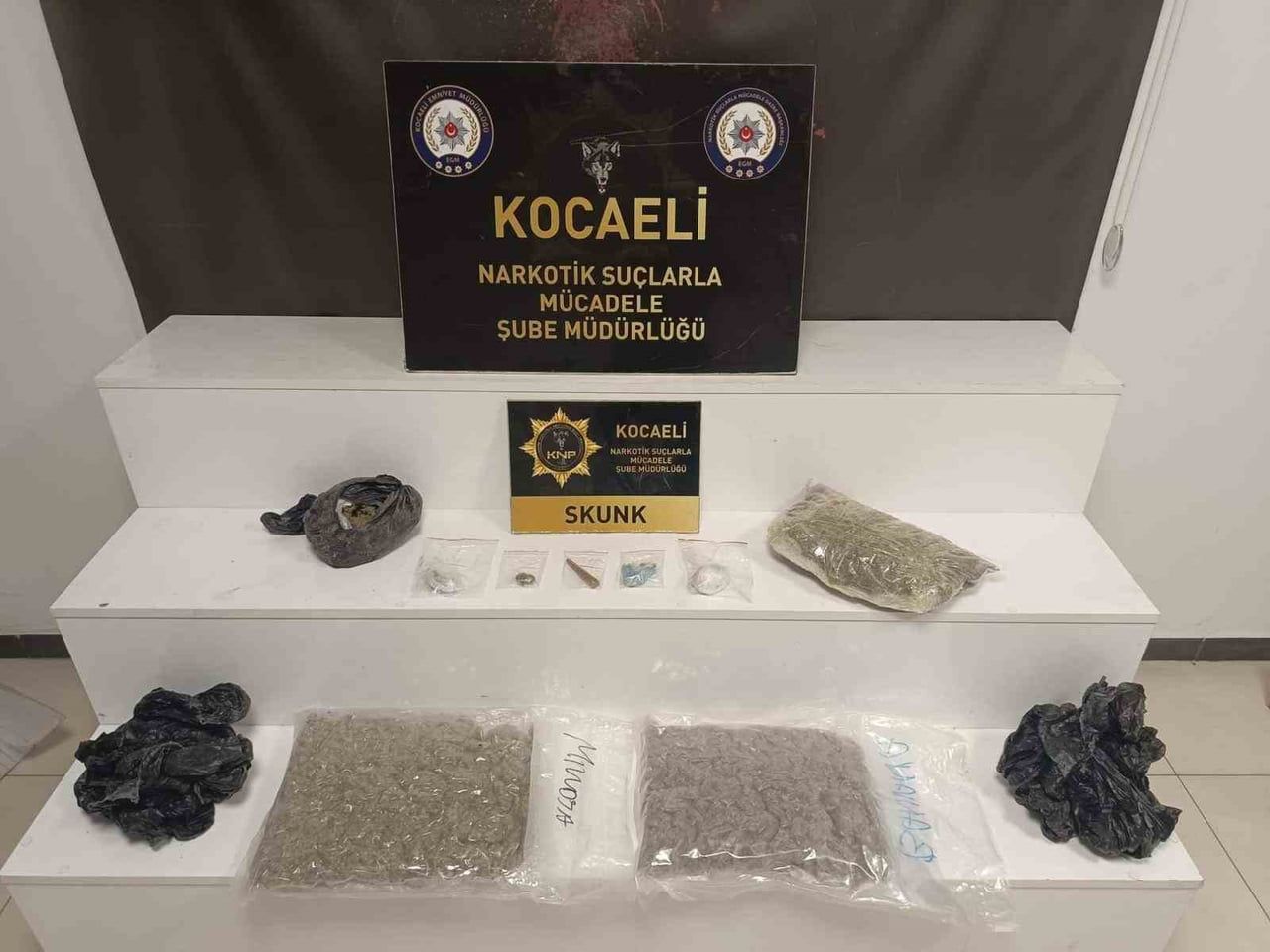 KOCAELİ’DE POLİS EKİPLERİNCE DÜZENLENEN UYUŞTURUCU OPERASYONLARINDA YAKALANAN 7 ŞÜPHELİDEN 2’Sİ...