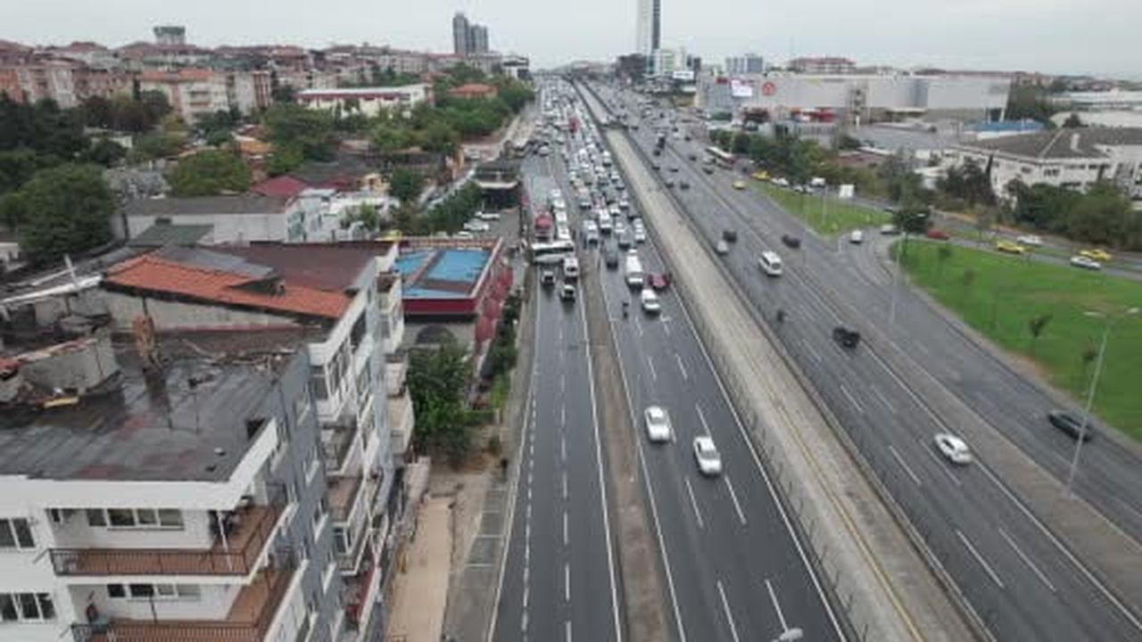 Avcılar'da kontrolden çıkan servis midibüsü kaza yaptı