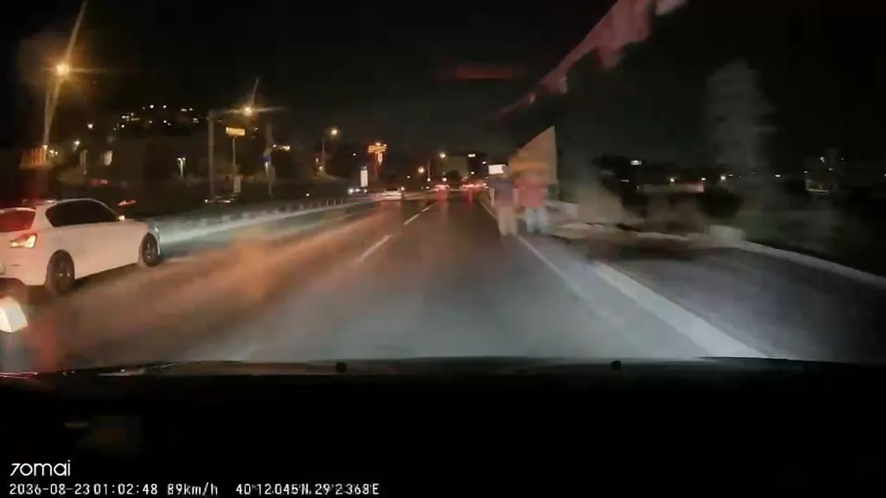 BURSA'DA ANA ARTERDE SEYİR HALİNDEKİ OTOMOBİL, YOLDA YÜRÜYEN YAYAYA ÇARPTI. KAZADAN SONRA YAYA...