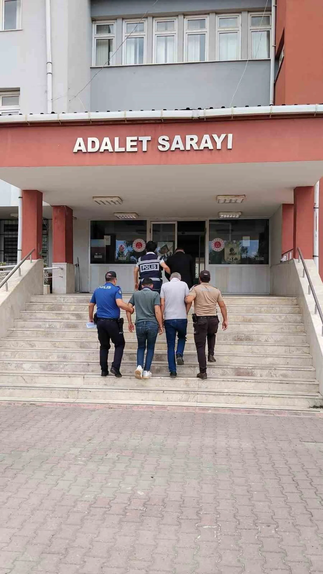 İMAMOĞLU’NDA UYUŞTURUCU OPERASYONU: 3 GÖZALTI, 1 TUTUKLAMA