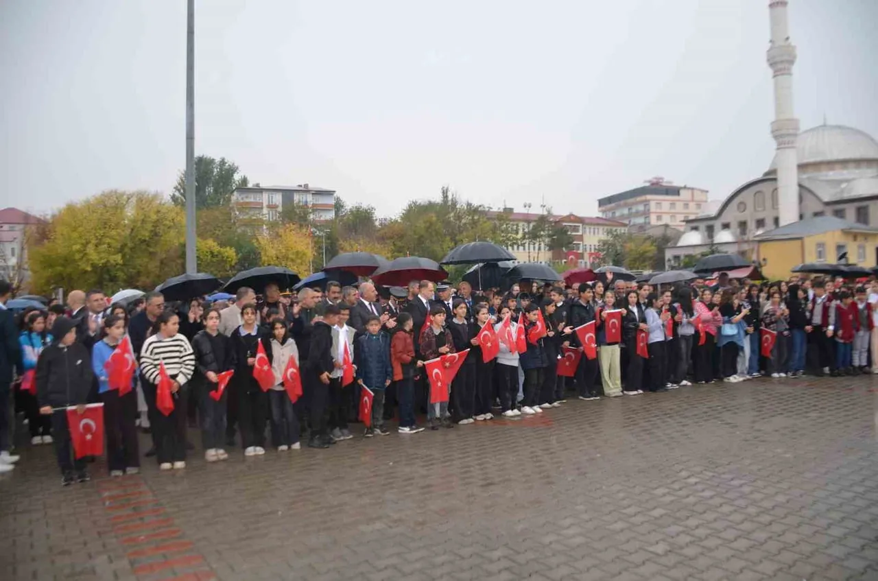 MUŞ'UN BULANIK İLÇESİNDE CUMHURİYET'İN 103. YIL DÖNÜMÜ DOLAYISIYLA DÜZENLENEN YÜRÜYÜŞTE, 200 METRE...
