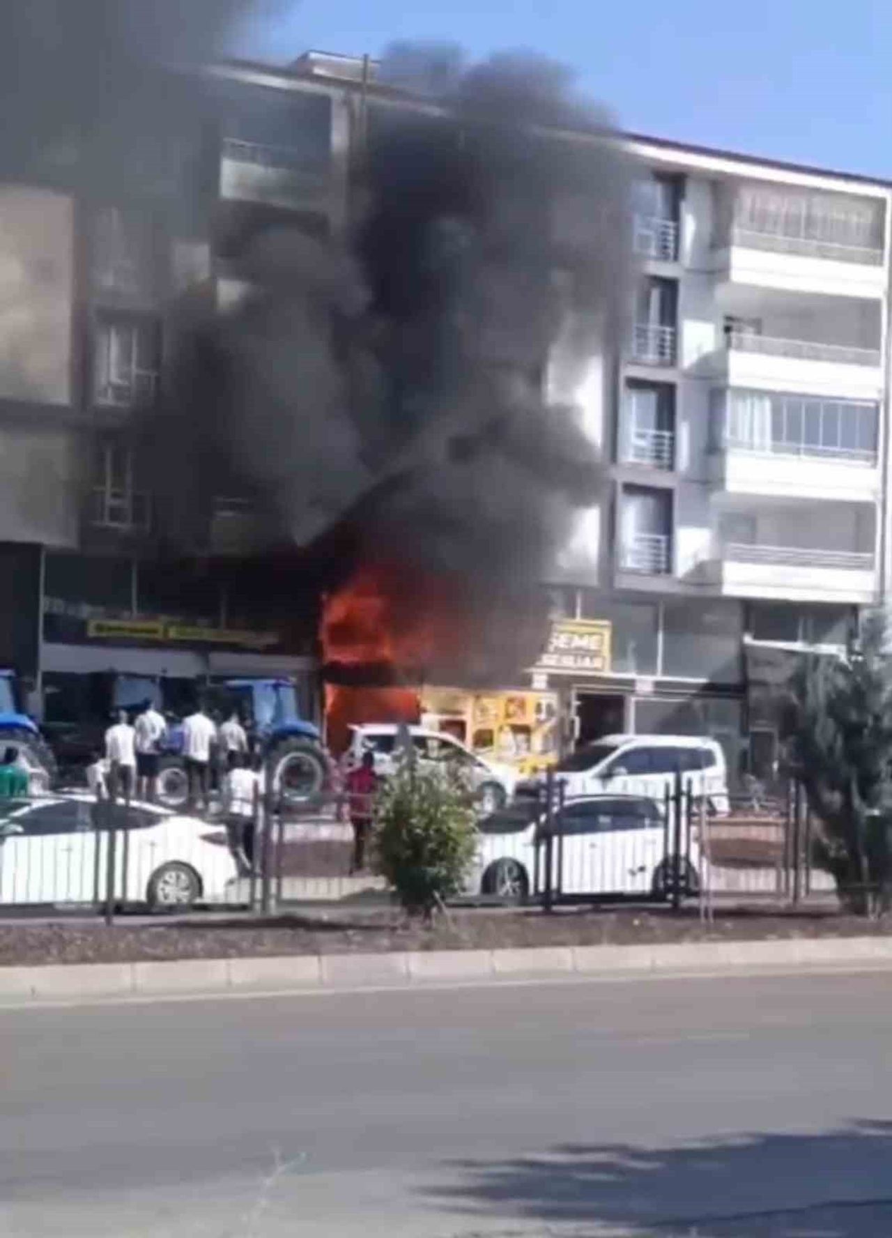 ELAZIĞ’IN KOVANCILAR İLÇESİNDE BİR İŞ YERİ ALEVLERE TESLİM OLDU.