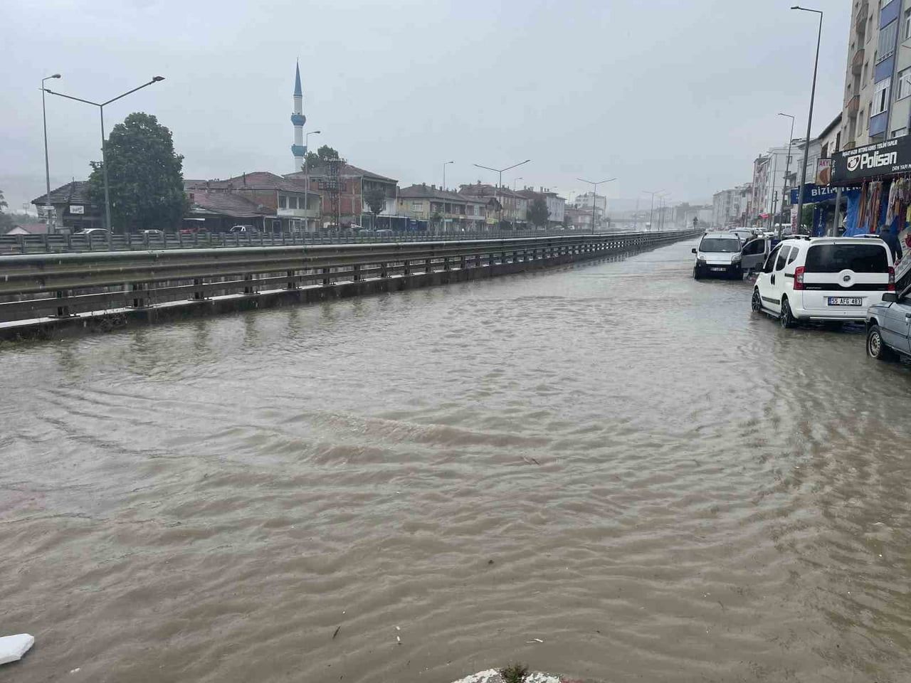 KAVAK’TA SAĞANAK YAĞIŞ ETKİLİ OLDU: YOLLAR GÖLE DÖNDÜ, MAZGALLAR TAŞTI