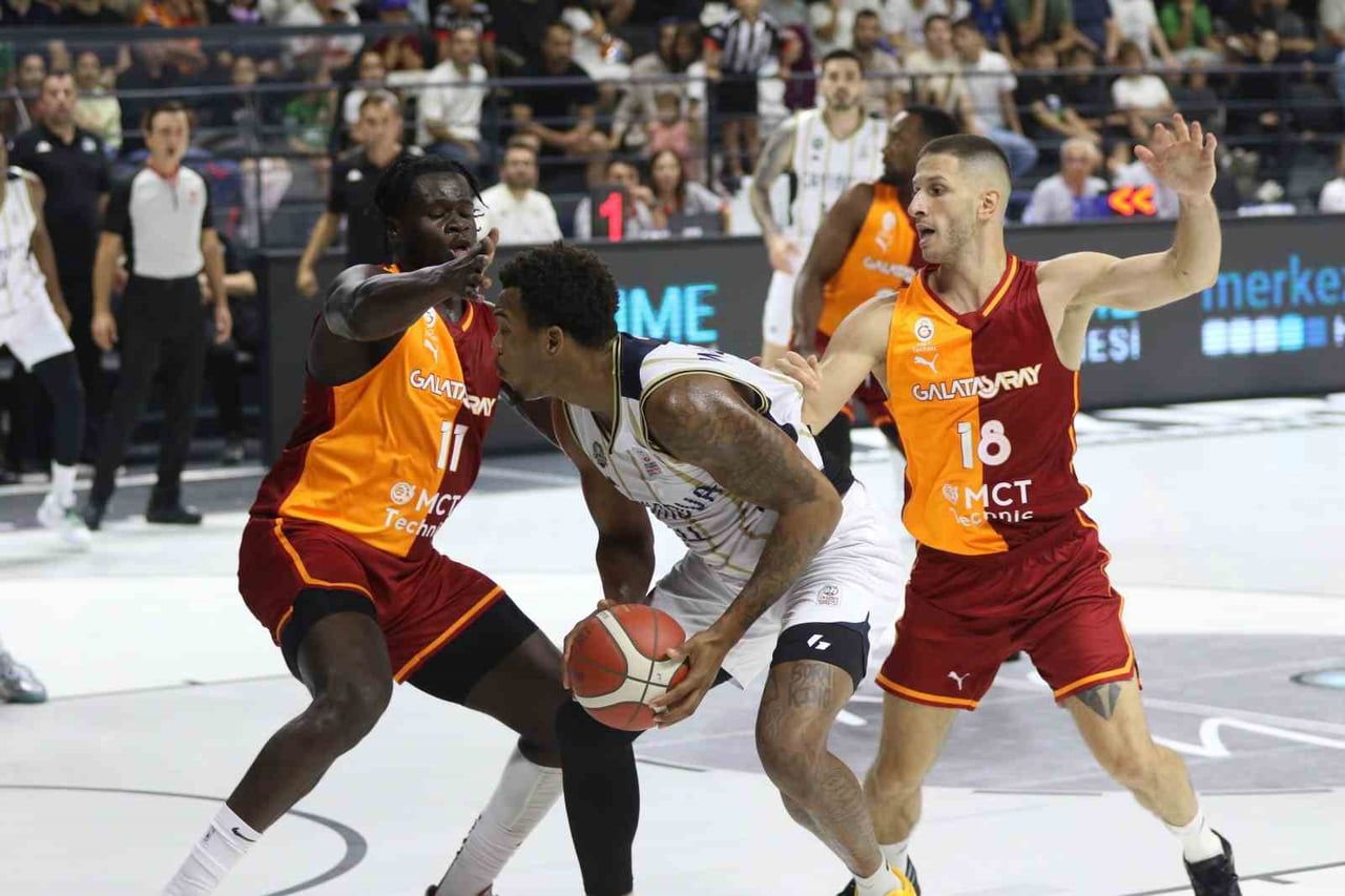 ÇAYIROVA BELEDİYESİ BASKETBOL TAKIMI, HAZIRLIK MAÇINDA GALATASARAY’A 80-75 MAĞLUP OLDU.