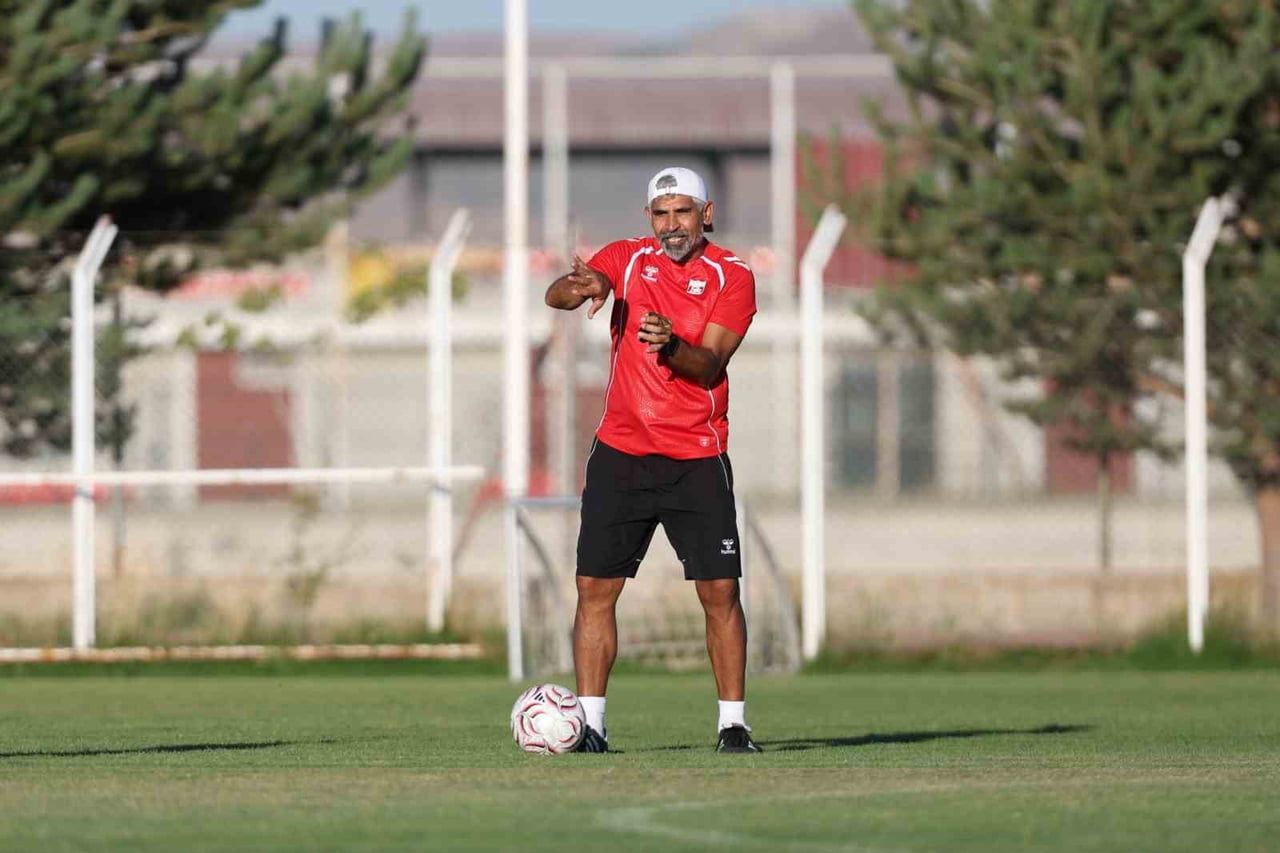 SİVASSPOR TEKNİK DİREKTÖRÜ İSMET TAŞDEMİR, TAKIMIN FİZİKSEL SEVİYESİNİ KAYSERİ KAMPINDA YUKARI...